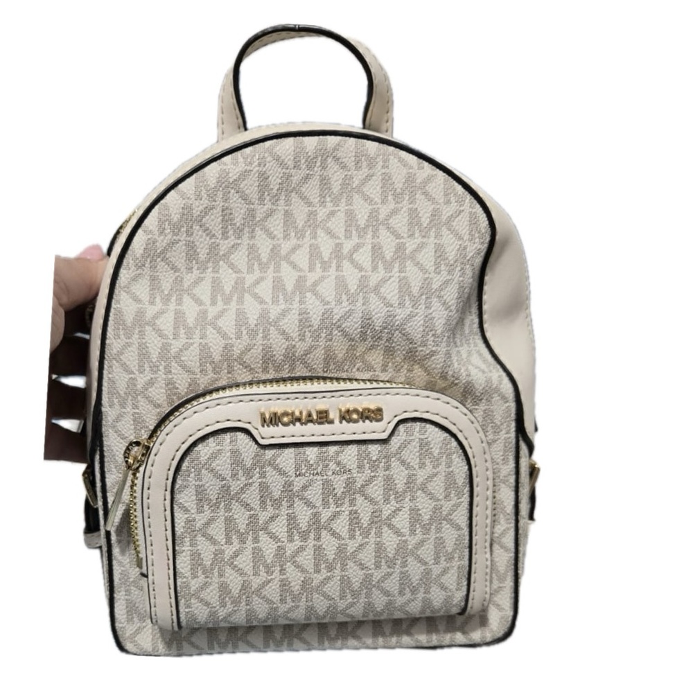 Michael Kors backpack in excellent condition. Measurements: 7.5 W x 9H x 4.25 D